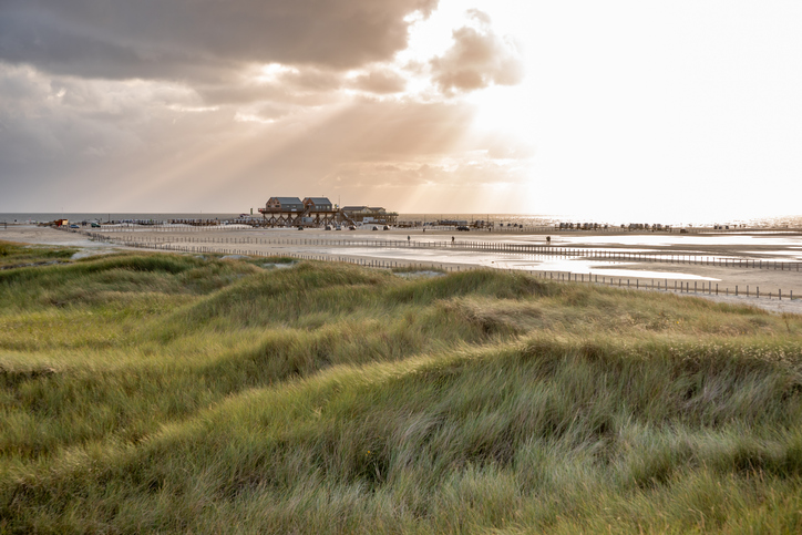 Weitläufiger Sandstrand in St. Peter-Ording an der Nordsee – beliebter Urlaubsort