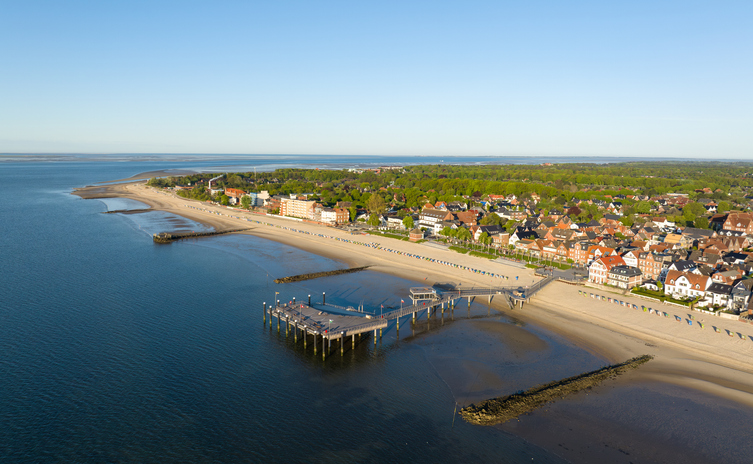 Nordseeinsel Föhr mit Sandstrand, Meer und weiter Landschaft